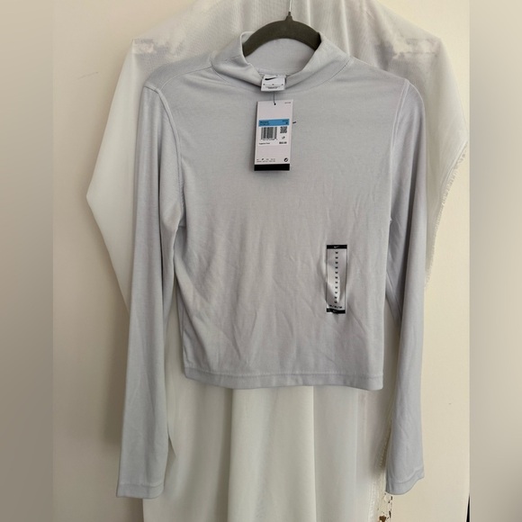 NWT Nike Women's Light Gray Ribbed Long Sleeve Tee Size Medium - Picture 4 of 5